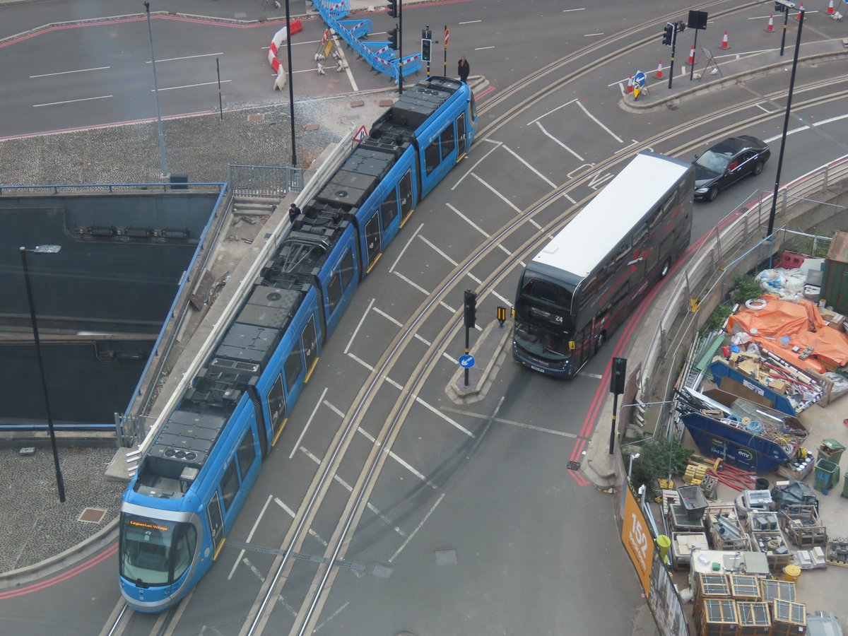 ellrbrown's tweet photo. When will people stop walking over Lyon Queensway. @WMmetro and @nxwestmidlands. @ParadiseBham Three Chamberlain Square #WorkSpaceEvolved. The safe route is Centenary Way or walk down to @Mailboxlife underpass. https://t.co/XJ8K5Ht2iI