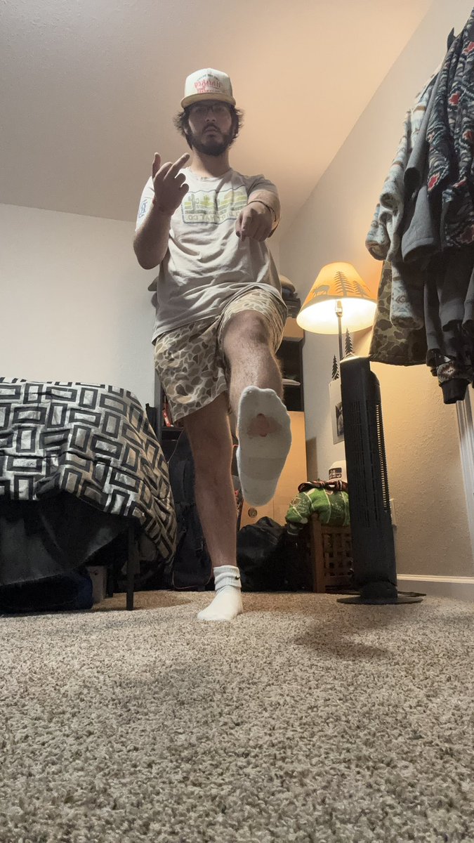 i’m doing custom pic/videos today so open them wallets your betas and get to worship🐽#cashmaster #footworship #findom #cashslave #footslave