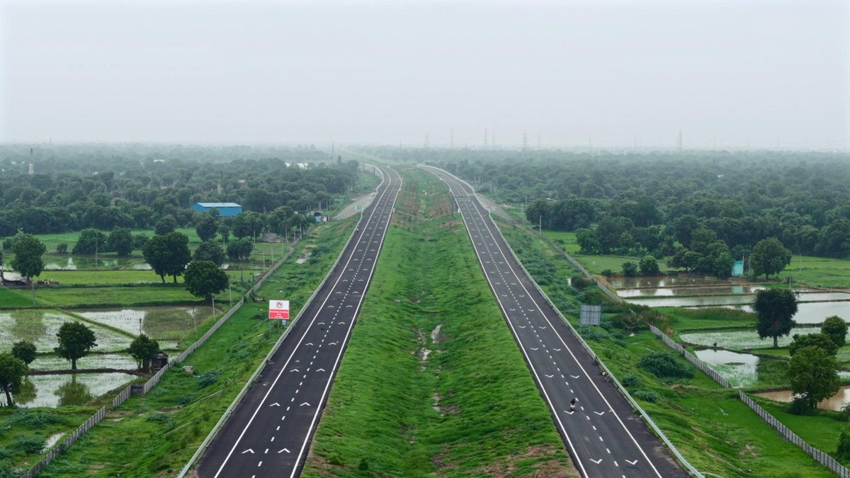 sanghaviharsh's tweet image. The Ahmedabad–Dholera Expressway stands as a symbol of speed, growth, and modern infrastructure.

#IndiaOnFastTrack