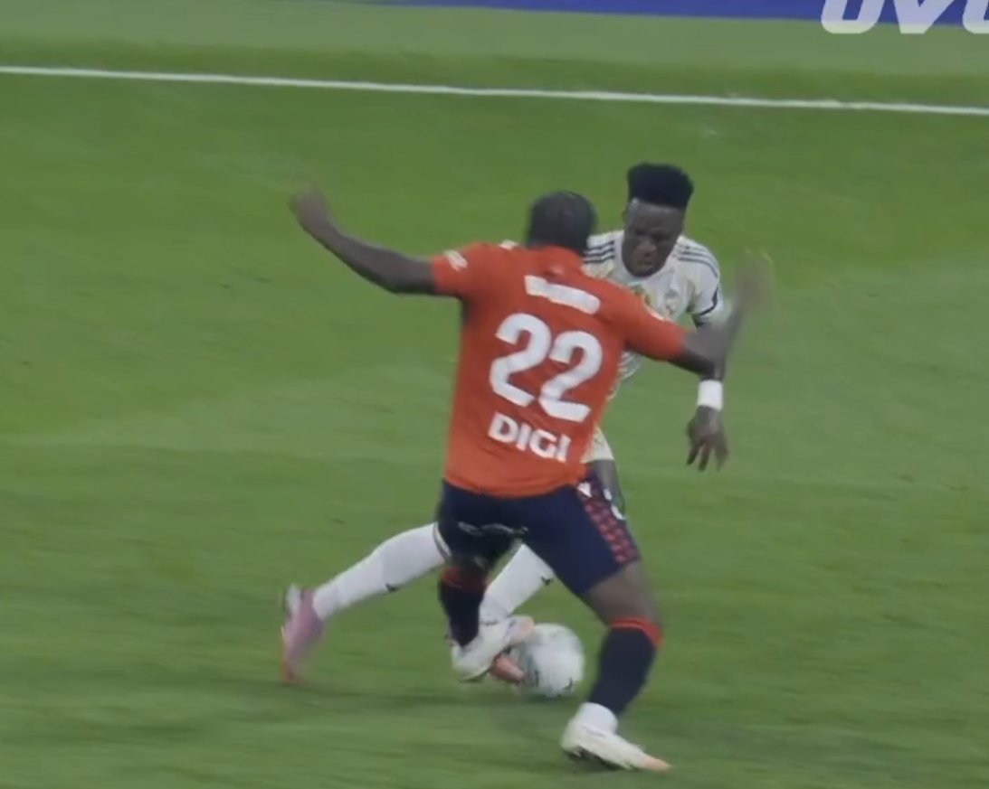 theMedzz's tweet photo. Of course no fould called!
#ViniciusJunior #RealMadridCF #Osasuna #LaLiga https://t.co/jiDEcy2wNc