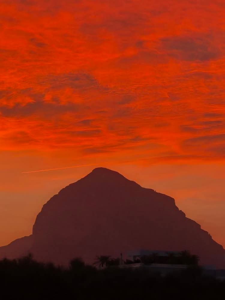 Malgrats els madrilenys cayetanos, els pijets del cap i casal i els que diuen Javea, el Montgó vist des de Xàbia ma que és bonico. 
#laMarinaAlta