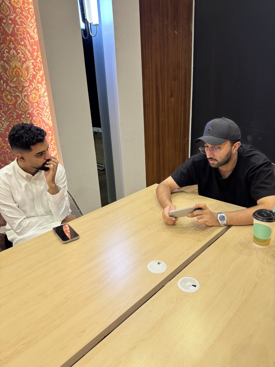 الأمور تحدث ، اجتماع مغلق