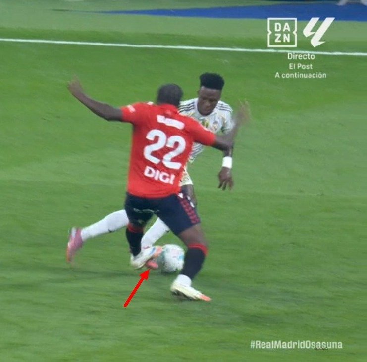 PISOTÓN CLARÍSIMO a VINÍCIUS y se iba solo.

El árbitro no pito ni falta 🤢🤢🤢