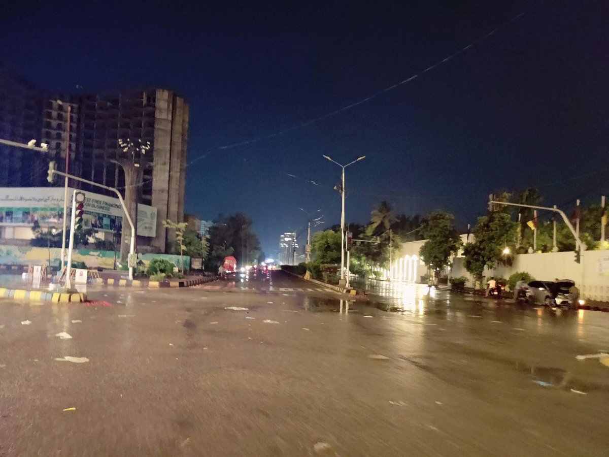 After 200mm of rain in Karachi, the roads are still clean and water-free, This shows the dedication and efforts of Mayor Karachi &amp;PPP’s Sindh govt. departments &amp; management are active &amp; updated, ensuring quick response and smooth functioning of the city.
#PPP #karachirain