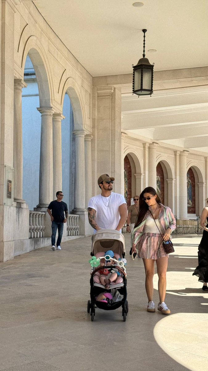 luanspoet's tweet image. agora as moças chique dele vão conhecer o mundo com ele