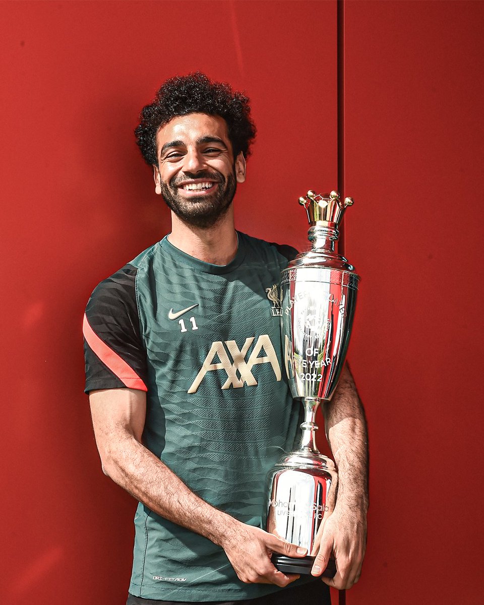 Footballtweet's tweet image. 🚨 𝗥𝗘𝗖𝗢𝗥𝗗: Mo Salah is the first player in history to win the PFA Premier League Player of the Year award three times.  🏆🏆🏆