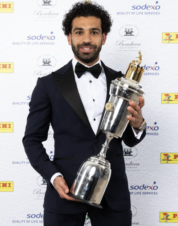 Footballtweet's tweet image. 🚨 𝗥𝗘𝗖𝗢𝗥𝗗: Mo Salah is the first player in history to win the PFA Premier League Player of the Year award three times.  🏆🏆🏆