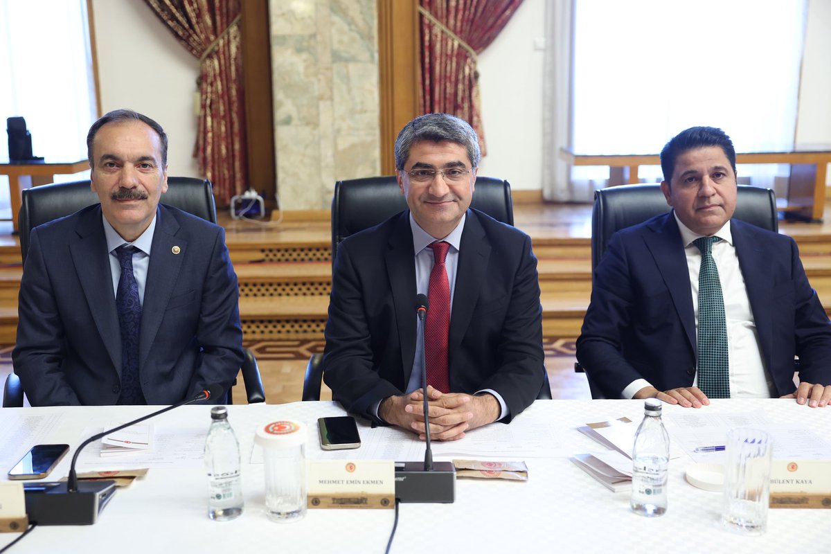 MustafaBilici__'s tweet photo. Milli Dayanışma Komisyonu’nun 4. toplantısında şehit yakınları ve gazilerimizi dinledik.

Yarın Cumartesi Anneleri ve Barış Annelerini dinleyeceğiz.

Toplumsal barışı büyütmek için ön yargısız bir şekilde, toplumumuzdaki her kesimi samimiyetle dinlemeye devam edeceğiz. https://t.co/3PEvNp4zOc