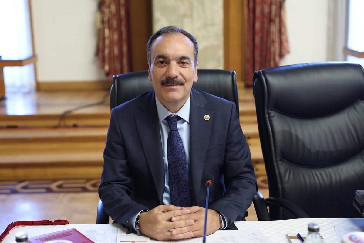 MustafaBilici__'s tweet photo. Milli Dayanışma Komisyonu’nun 4. toplantısında şehit yakınları ve gazilerimizi dinledik.

Yarın Cumartesi Anneleri ve Barış Annelerini dinleyeceğiz.

Toplumsal barışı büyütmek için ön yargısız bir şekilde, toplumumuzdaki her kesimi samimiyetle dinlemeye devam edeceğiz. https://t.co/3PEvNp4zOc