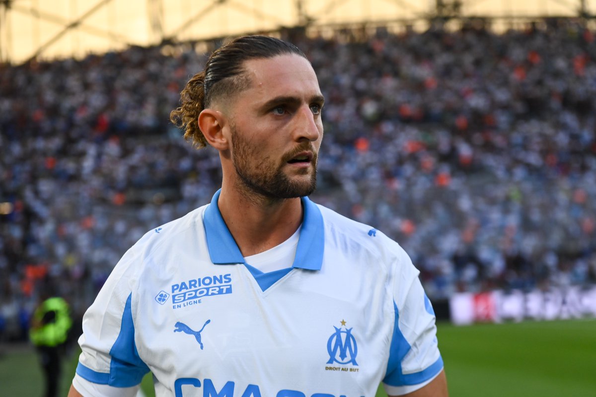 ActuFoot_'s tweet photo. 🚨 « 𝗢𝗡 𝗡𝗘 𝗠𝗘𝗧 𝗣𝗔𝗦 𝗨𝗡 𝗠𝗘𝗖 𝗗𝗘𝗛𝗢𝗥𝗦 𝗣𝗢𝗨𝗥 𝗖̧𝗔 » ❌

Adrien Rabiot 🇫🇷 s’est ému de son sort auprès de ses proches, mettant en avant ses efforts pour venir à Marseille, pour s'y investir sur et en dehors du terrain, puis ceux réalisés pour rester.

Véronique Rabiot, sa mère et agente, affirme avoir appris mardi que l’OM souhaitait se séparer de son joueur "𝗼𝗳𝗳𝗶𝗰𝗶𝗲𝗹𝗹𝗲𝗺𝗲𝗻𝘁 𝗲𝗻 𝗿𝗮𝗶𝘀𝗼𝗻 𝗱’𝘂𝗻 𝗺𝗮𝗻𝗾𝘂𝗲 𝗱’𝗶𝗺𝗽𝗹𝗶𝗰𝗮𝘁𝗶𝗼𝗻 𝗱𝗲𝗽𝘂𝗶𝘀 𝗹𝗲 𝘀𝘁𝗮𝗴𝗲 𝗮𝘂𝘅 𝗣𝗮𝘆𝘀-𝗕𝗮𝘀."

🗞️ @lequipe