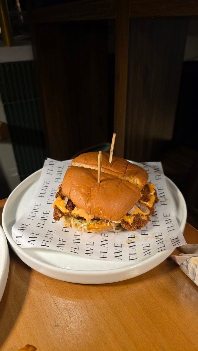 اهلا وسهلا من مطعم FLAVE by Chef Wali - دبي دار الوصل 
جلسات داخلية خارجية للكل 
طلبنا
سلطة بطيخ ٤٨درهم
فرايز Flave ٣٨درهم
حلومي ستيك ٣٦درهم
برجر بليونير دبل لحم ٦٢ درهم
سامينق فلايف برجر دجاج ٤٦درهم