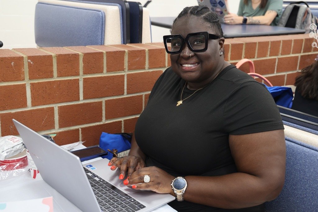 cpschoolsva's tweet photo. 🎒 Today, we welcomed our new teachers to Chesapeake Public Schools. This morning's kickoff with speaker Michael Bonner had everyone hyped and ready to make this school year absolutely fantastic!📚 
#InspireCPS #FirstDayCPSVA https://t.co/mf4yw0HCjq