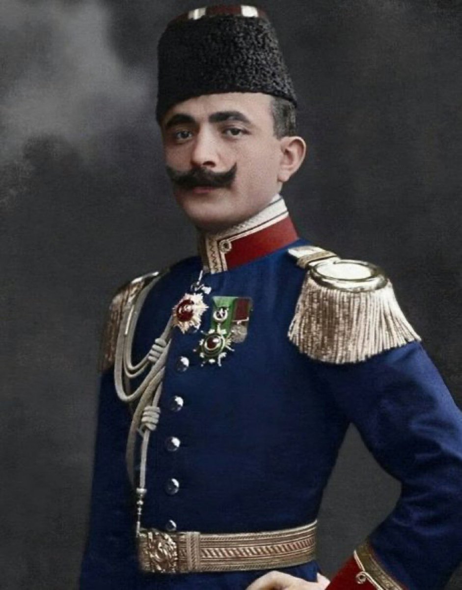 Rahat yaşayıp, rahat ölmedi.
Ömründe pek az gülümsedi.