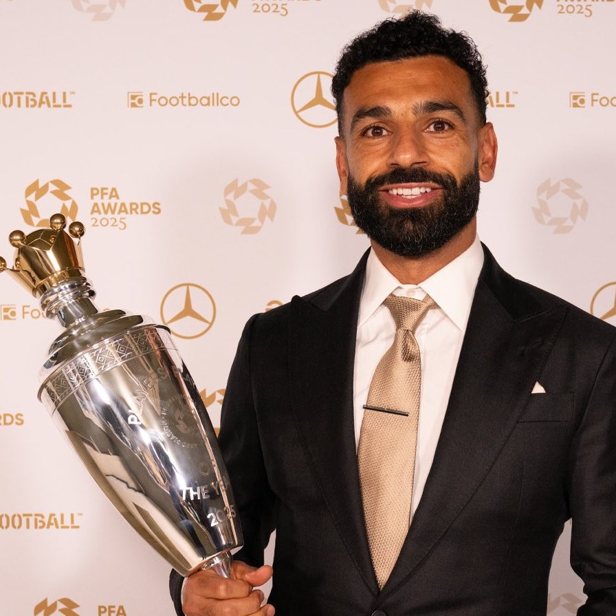 Mohamed Salah makes history as the only player to claim the men’s PFA Players’ Player of the Year award three times:

🏆 2017/18
🏆 2021/22
🏆 2024/25

Making it his own. 🇪🇬🏆