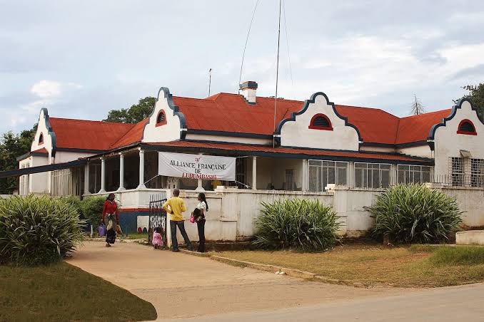 Ecole Française mon époque, aujourd’hui devenu lycée UKAMILI.

#Lubumbashi

C’était pas mal comme école surtout son côté multiculturel.
Pour une petite anecdote : je connais un des grands leaders qui avait amélioré son Français dans cette école 🤭
