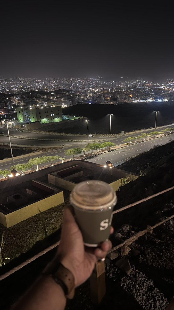 جميع الأشياء من ناحيتك مُبهرة☕️🤍