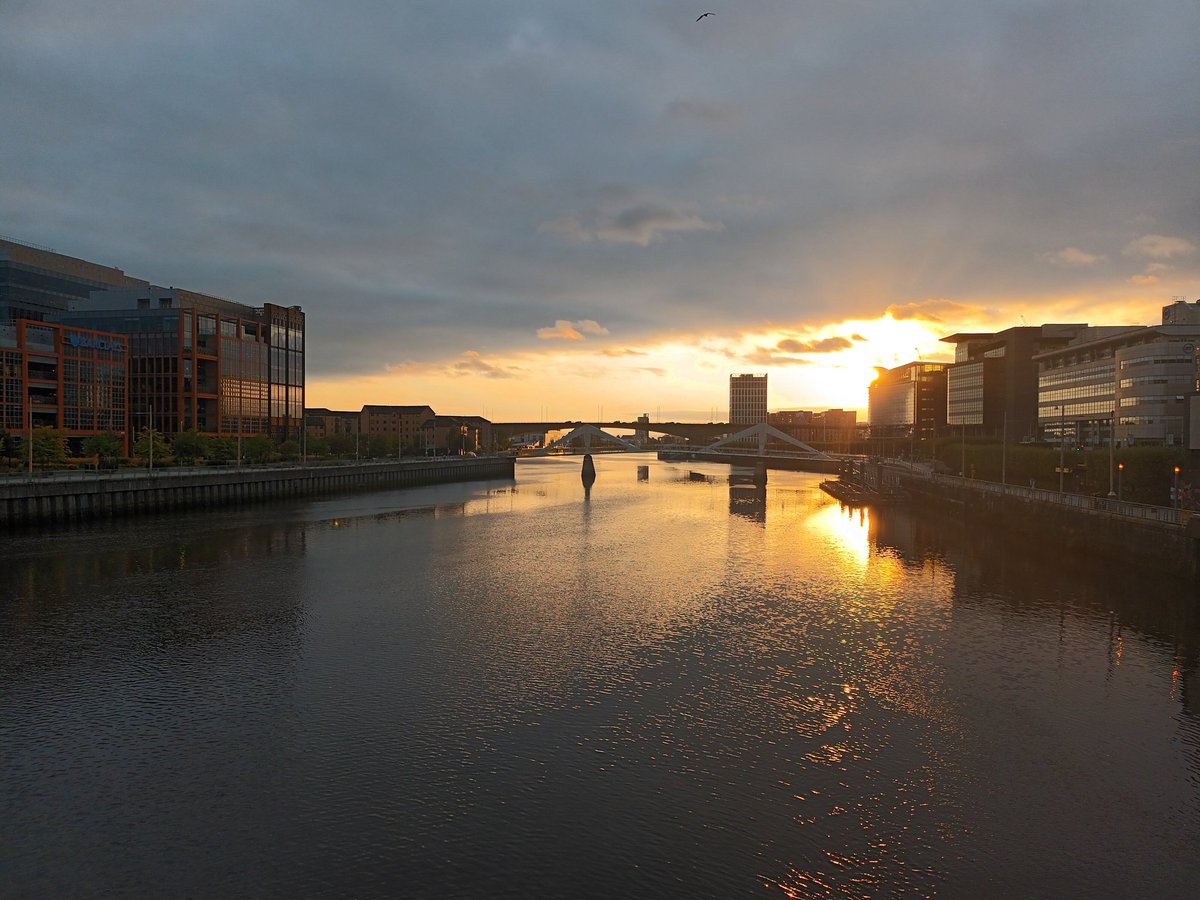 sheltie21's tweet photo. Something a little different tonight @LynnParsonsUK #windowonmyworld #justpassingthru #Glasgow https://t.co/O9r0RdLB4b
