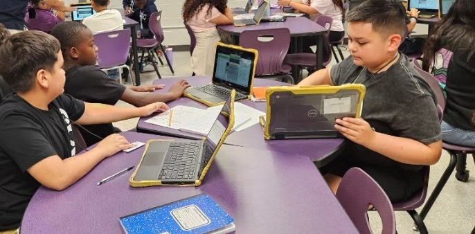 JohnStem_EISD's tweet image. Instructor Jackson’s 6th graders are buzzing with excitement as they dive into technology! 💻⚙️🚀 Inspiring future innovators one lesson at a time! 🌟 #TechTime #FutureCreators
