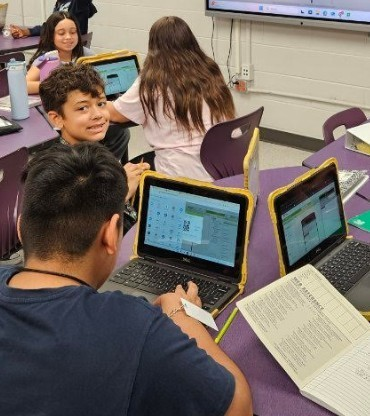 JohnStem_EISD's tweet image. Instructor Jackson’s 6th graders are buzzing with excitement as they dive into technology! 💻⚙️🚀 Inspiring future innovators one lesson at a time! 🌟 #TechTime #FutureCreators