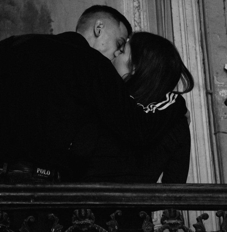 "Seni çok seviyorum,çok seviyorum seni.Çok seviyorum."
"Biliyorum,hissettiğim en güzel şey bu."
#kasırgayakanansaka