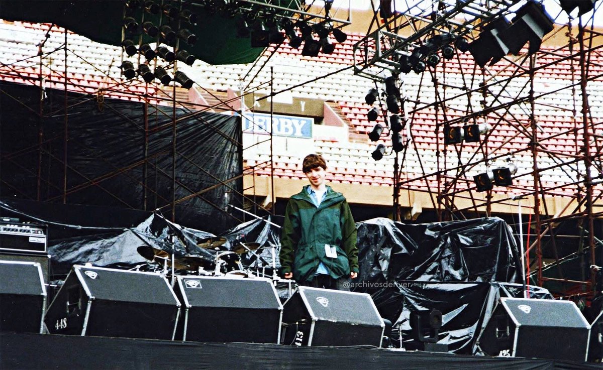 Año 1991. Noel Gallagher en el Estadio Monumental, en su primera visita a Argentina, donde fue roadie de Inspiral Carpet, banda que abrió la tercera edición del Derby Rock Festival que se realizó en River.