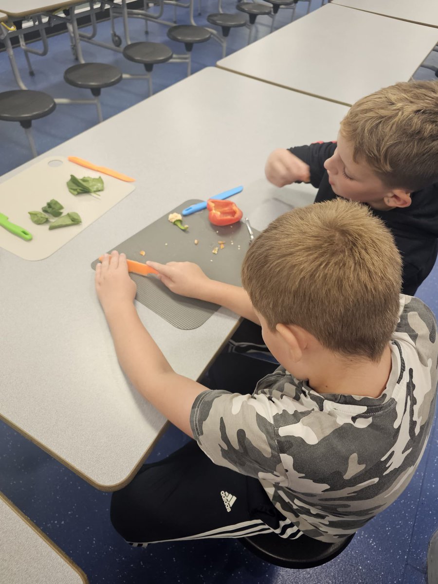 ActveCommunties's tweet image. Week 4 Day 2 ✅
😂 Expressing ourselves with @BIGCOMEDYSHOPUK 
🥗 Stuffed peppers with the Health Improvement Team
🎨 Arts &amp;amp; crafts – window decorations
🔬 Science fun at Playstreets with @ForHousing 

#HAF25 #SUNNER25 #SummerOfFun #CommunityCreativity