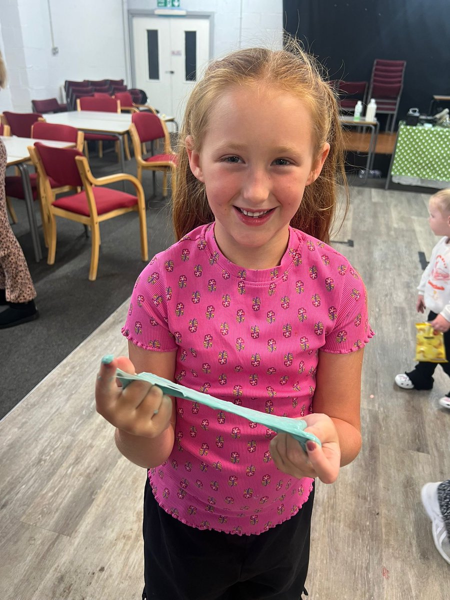 ActveCommunties's tweet image. Week 4 Day 2 ✅
😂 Expressing ourselves with @BIGCOMEDYSHOPUK 
🥗 Stuffed peppers with the Health Improvement Team
🎨 Arts &amp;amp; crafts – window decorations
🔬 Science fun at Playstreets with @ForHousing 

#HAF25 #SUNNER25 #SummerOfFun #CommunityCreativity