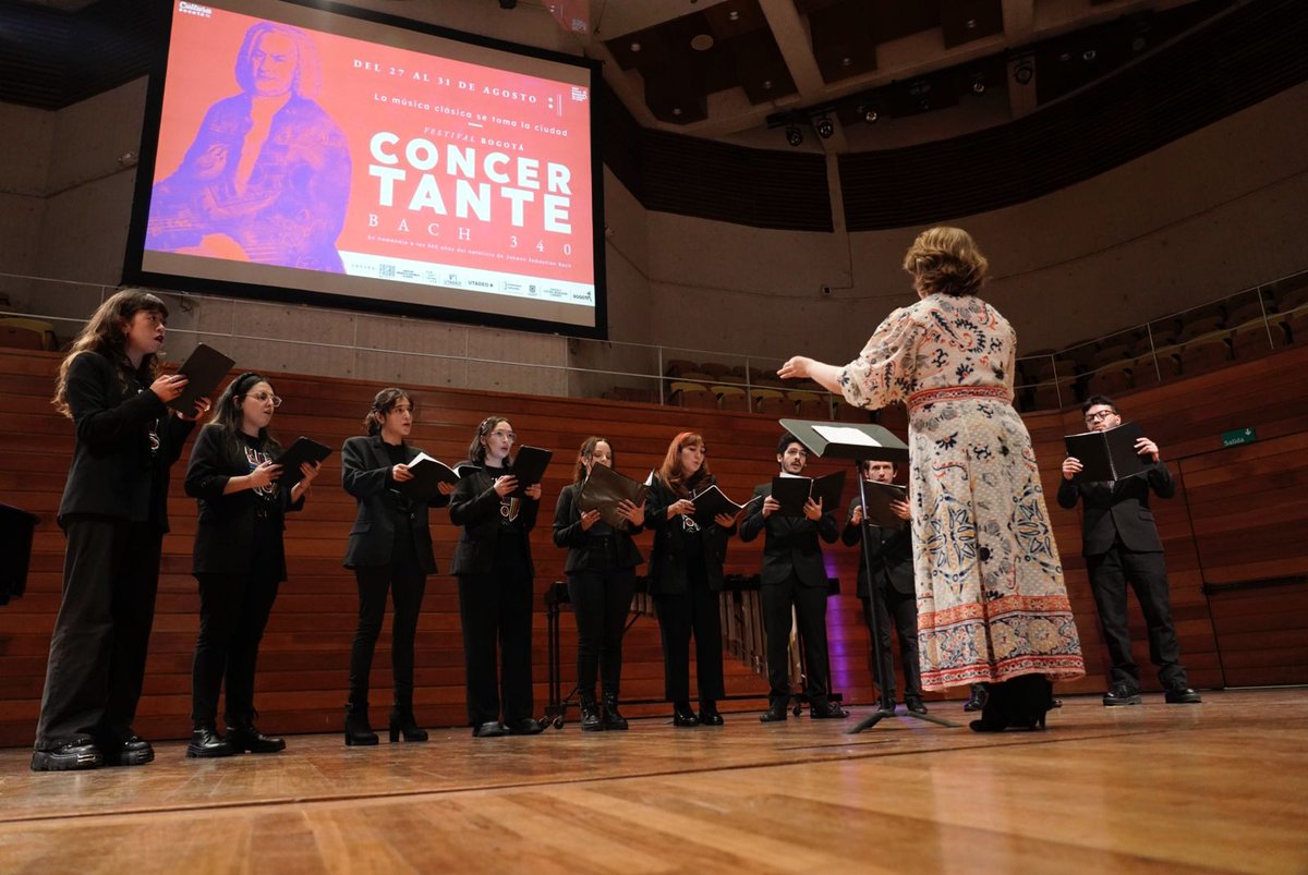 CulturaenBta's tweet photo. Hoy, desde el Auditorio Fabio Lozano de la @Utadeo_edu_co, revelamos la programación del primer Festival Bogotá Concertante – Bach 340 🎻, un evento que del 27 al 31 de agosto llenará la ciudad de música clásica en teatros, universidades, museos y bibliotecas públicas. https://t.co/GPQMh9nI9Y
