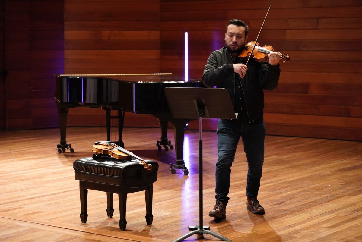 CulturaenBta's tweet photo. Hoy, desde el Auditorio Fabio Lozano de la @Utadeo_edu_co, revelamos la programación del primer Festival Bogotá Concertante – Bach 340 🎻, un evento que del 27 al 31 de agosto llenará la ciudad de música clásica en teatros, universidades, museos y bibliotecas públicas. https://t.co/GPQMh9nI9Y