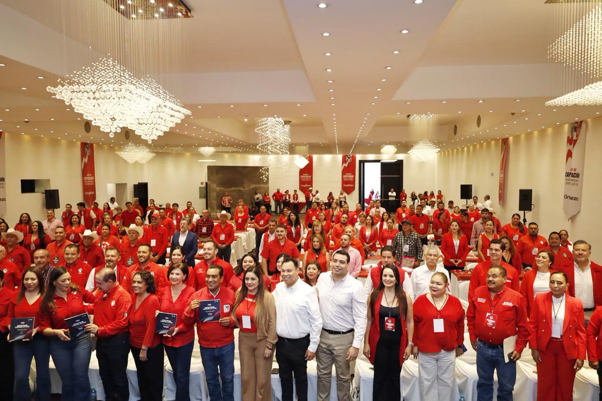Hoy acompañé a alcaldes, síndicos y regidores electos en la jornada de capacitación que fortalece su preparación para dar los mejores resultados en su encomienda.

Entregamos también a la militancia el Informe Legislativo del Primer Año de Trabajo del Grupo Parlamentario del PRI.