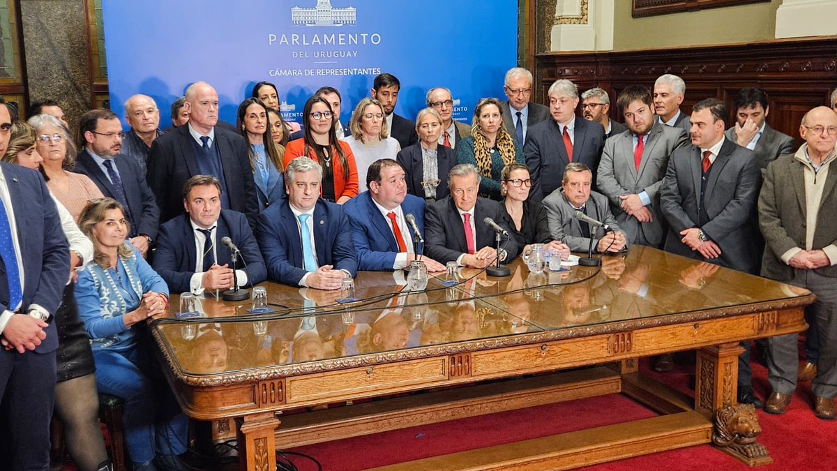 La oposición interpela al Gobierno, y reclama con firmeza, las respuestas que justifiquen la suspensión del proyecto #Neptuno. Más de la mitad de los uruguayos quedarán en riesgo e incertidumbre por la posibilidad de quedar sin agua potable