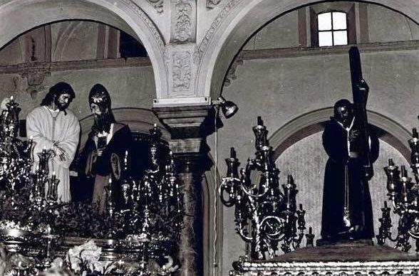 info_cofrade's tweet photo. ⚪️ 𝐇𝐈𝐒𝐓𝐎𝐑𝐈𝐀. El Lunes Santo de 1976 el paso de misterio de Nuestro Padre Jesús en su Soberano Poder ante Caifás se refugió de la lluvia en la Parroquia de la O, dejando imágenes muy curiosas.
#SanGonzalo #DelBarrioLeón https://t.co/QYW4u422Au