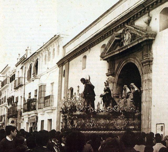 ⚪️ 𝐇𝐈𝐒𝐓𝐎𝐑𝐈𝐀. El Lunes Santo de 1976 el paso de misterio de Nuestro Padre Jesús en su Soberano Poder ante Caifás se refugió de la lluvia en la Parroquia de la O, dejando imágenes muy curiosas.
#SanGonzalo #DelBarrioLeón
