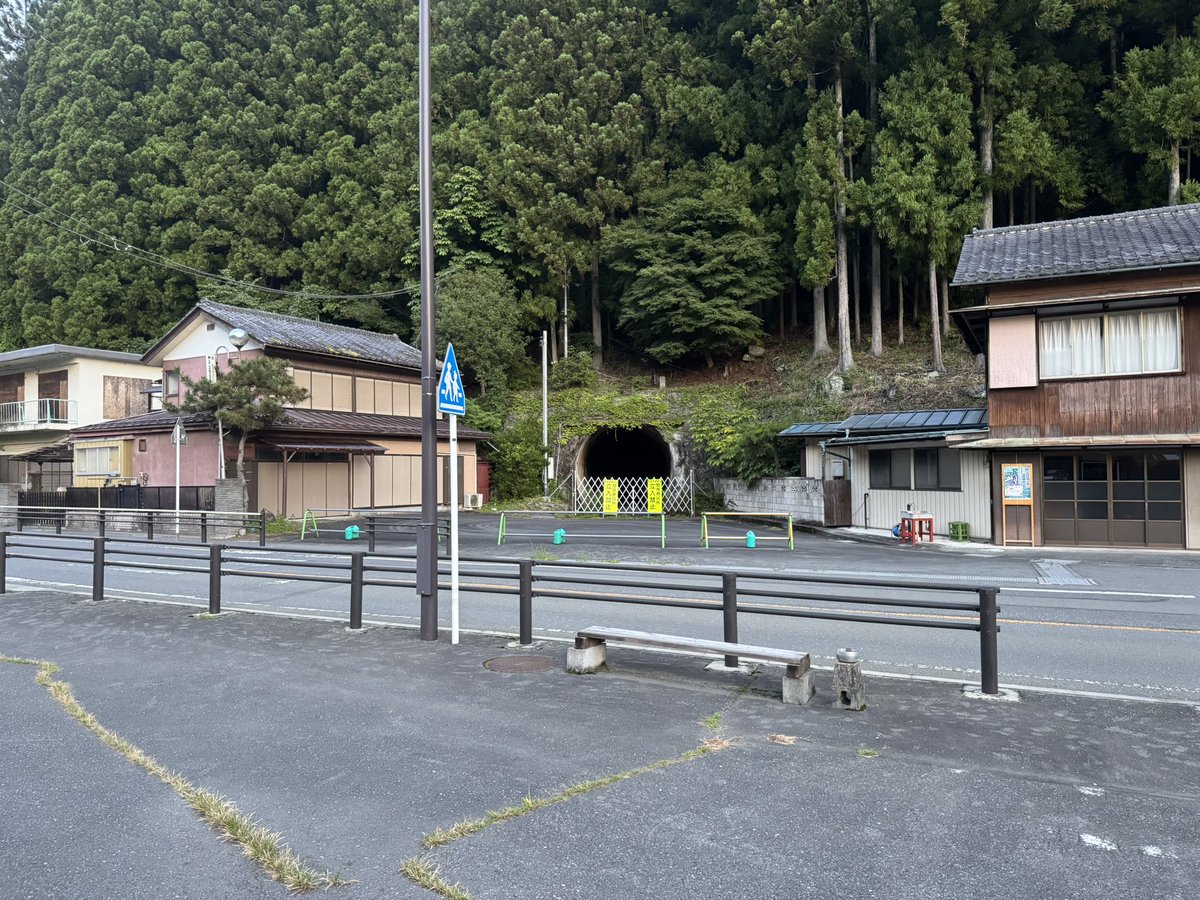 adusa2gou's tweet photo. ダム脇の駐車場止めたら目の前にクソ怪しいトンネルあってワロタw https://t.co/y4vmIJvD9l