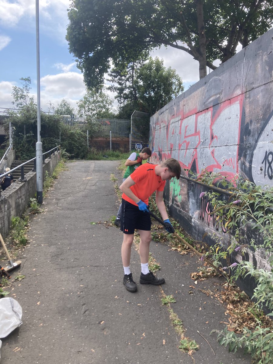 artilleryyc's tweet image. A challenge and a half today for the lads. They tackled a walkway that had been neglected and was causing concern to local residents.  Lads cut back all the weeds, nettles and overgrown foliage; painted out graffiti.