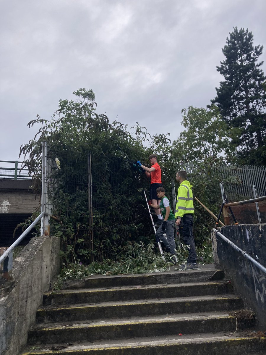 artilleryyc's tweet image. A challenge and a half today for the lads. They tackled a walkway that had been neglected and was causing concern to local residents.  Lads cut back all the weeds, nettles and overgrown foliage; painted out graffiti.