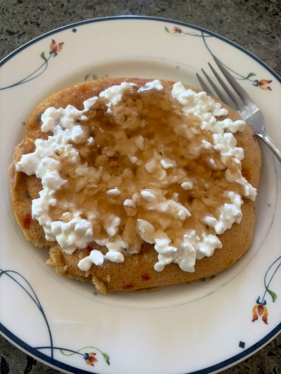 Birthday cake pancake with cottage cheese and a necessary dose of maple syrup 🇨🇦