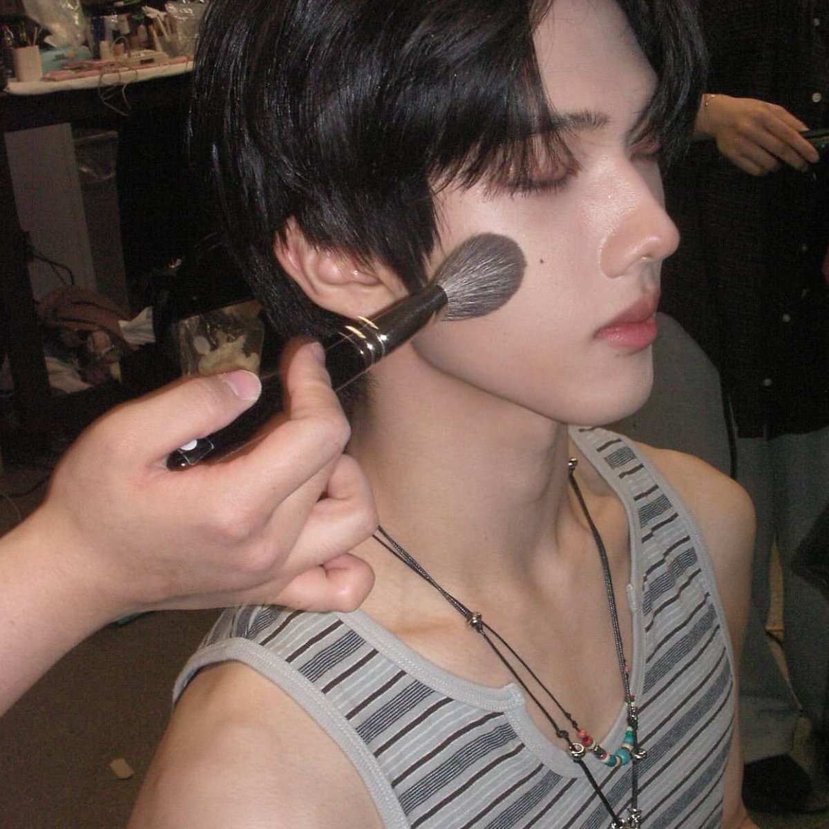 astroiidji's tweet photo. guess who got theor makeup done by their bf https://t.co/V6lNywJcmD
