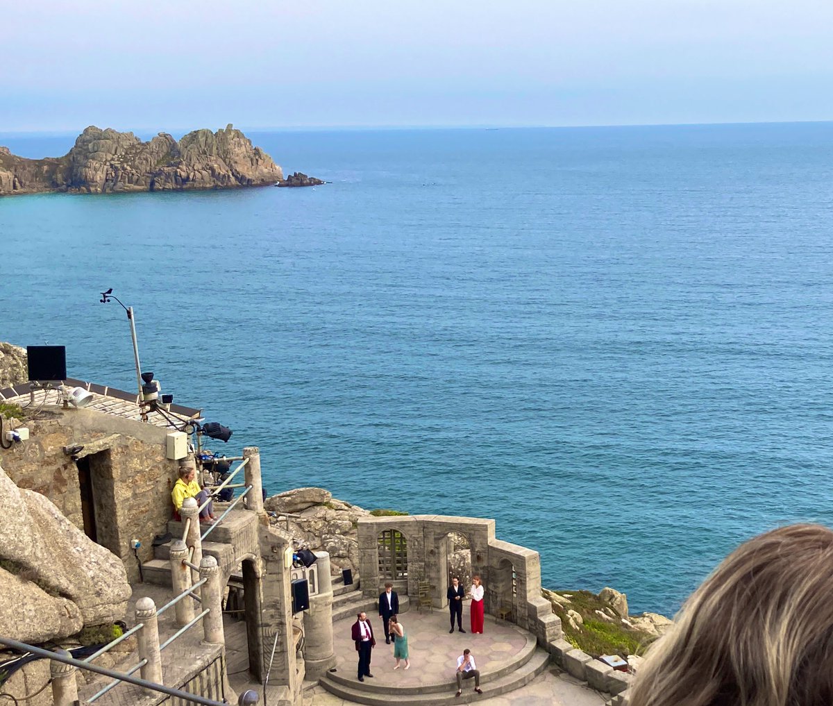Hamlet! The passing tour boat was only SLIGHTLY distracting…. and the chopper… and the random seagull….
#minacktheatre #shakespeare