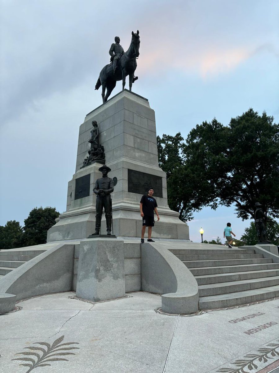Valentinnsego03's tweet photo. @nicollo_v Me enteré que le erre de estatua en esos dos lugares🤣 https://t.co/960p7PQ0ye
