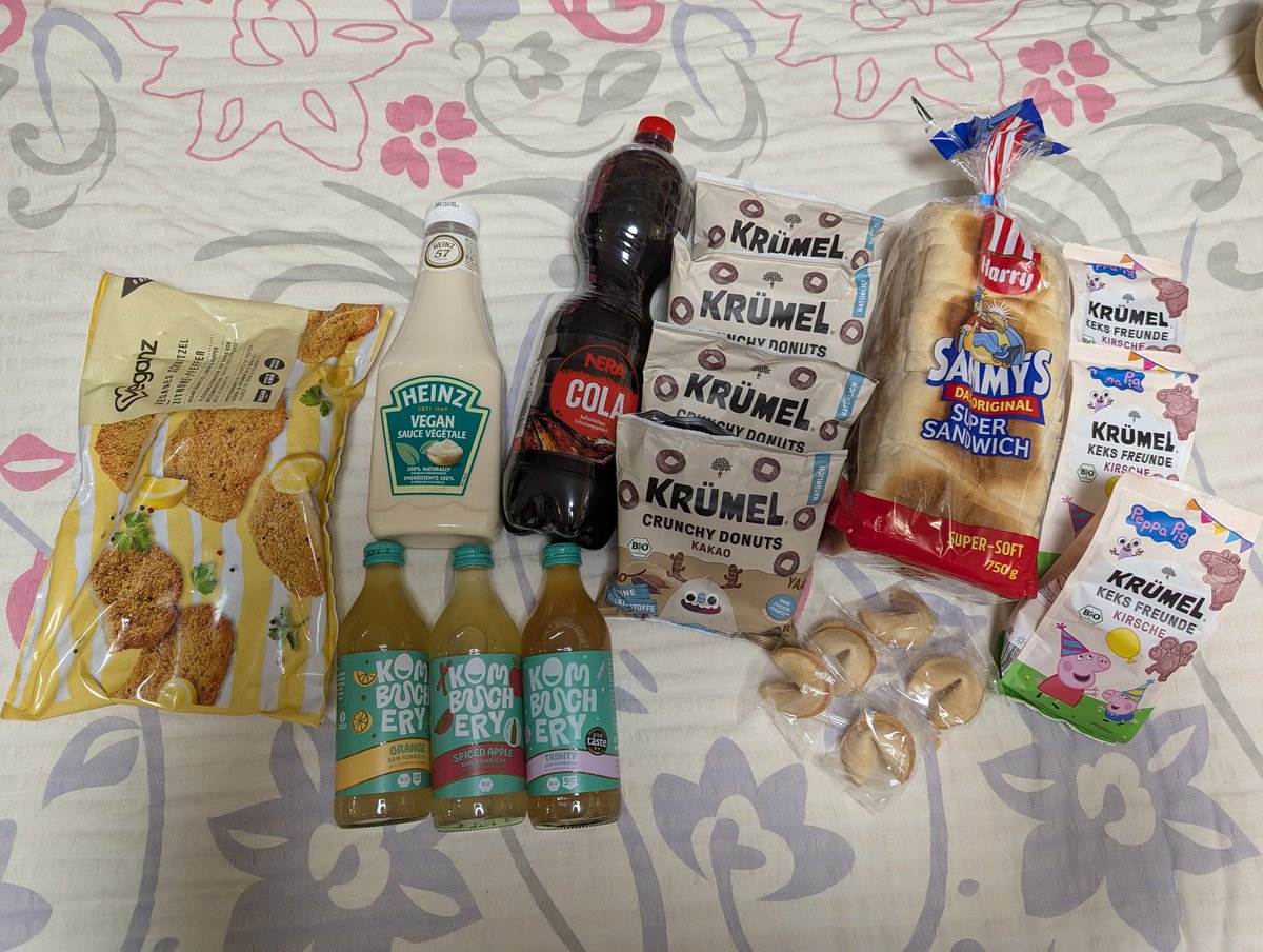 Sunny_Who's tweet photo. My friend just came back from a food saving event and he gave me half of everything* 😭

*There are 18 packs of Schnitzel between the both of us. I didn't want to get more packs out of the freezer just for the photo.

Thank you @okayJuri! Gonna become a Schnitzel! https://t.co/lqVOY0NneT