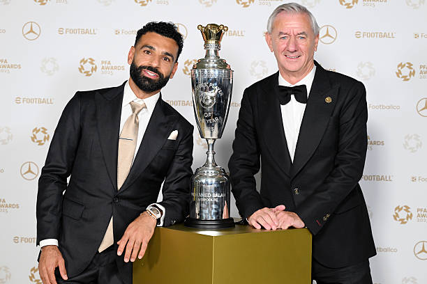 EPLworld's tweet image. محمد صلاح أول لاعب في تاريخ البريميرليغ يجمع بين الحذاء الذهبي، أفضل ممرر حاسم، لاعب العام من رابطة البريميرليغ، وبتصويت اللاعبين في موسمٍ واحد