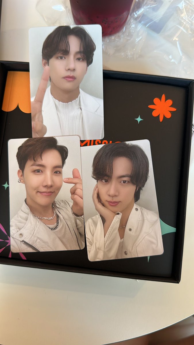 JiminsOt7Heart's tweet photo. Awww erste Mal das ich mit Jimin Glück habe 🤣😍💜 sonst ziehe ich ihn nie 💁🏽♀️… Tae und jin sind gefühlt immer dabei 🤣💜 #BTS #btsarmy #premissiontodance https://t.co/lCq4PcmEna