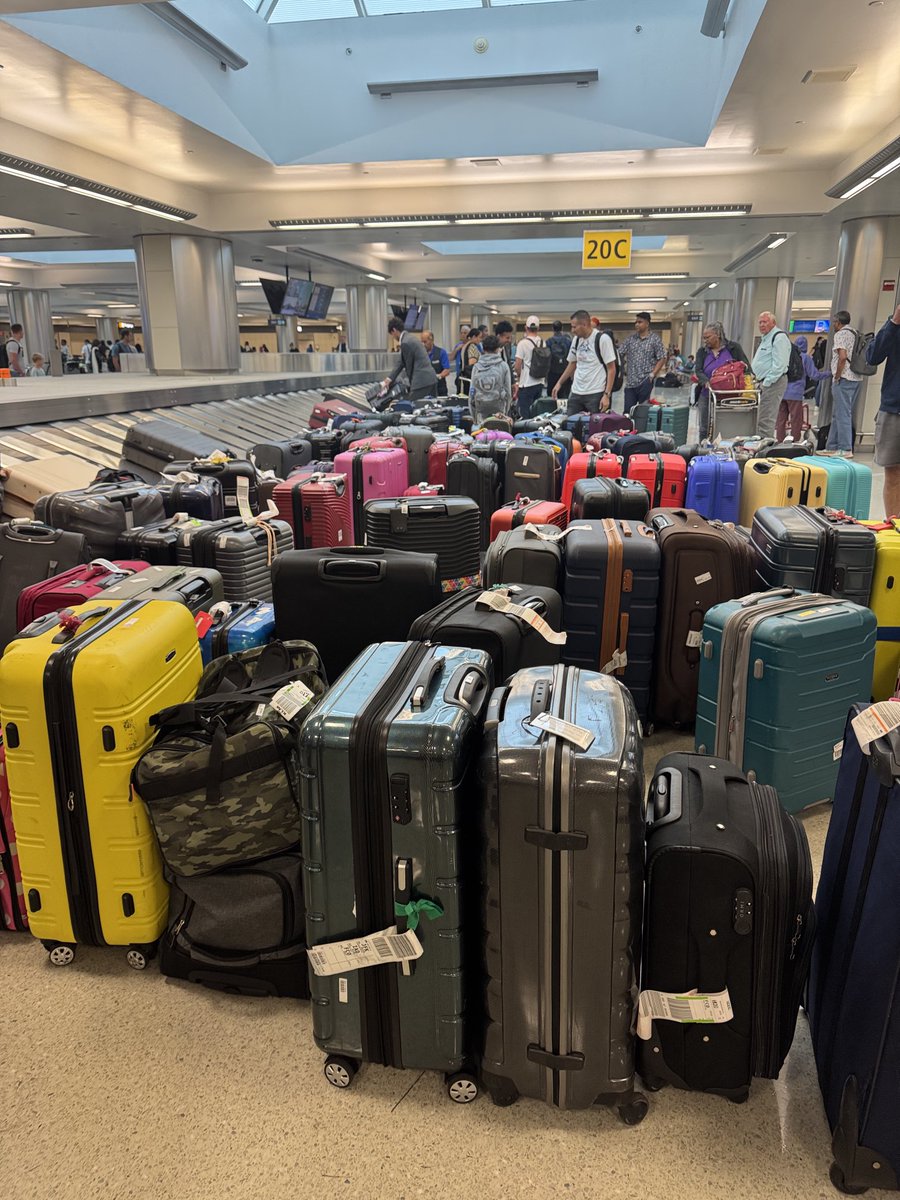 Hey ⁦<a href="/Dulles_Airport/">Dulles Airport (IAD)</a>⁩ - Here’s the baggage nightmare at international arrivals. What a mess.