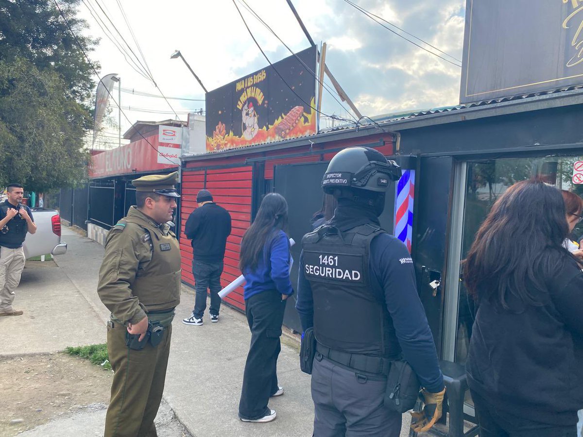 CarabPrOriente's tweet photo. #Peñalolen: @Carabineros de la 43ª Comisaría, junto a personal municipal de #Penalolen y #PDIChile, realizan fiscalización a locales y barberías de la comuna, en el marco de las acciones conjuntas de prevención y control #CarabinerosDeTodos https://t.co/OKYjOMx8Ot