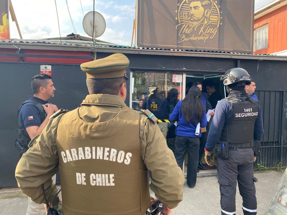 CarabPrOriente's tweet photo. #Peñalolen: @Carabineros de la 43ª Comisaría, junto a personal municipal de #Penalolen y #PDIChile, realizan fiscalización a locales y barberías de la comuna, en el marco de las acciones conjuntas de prevención y control #CarabinerosDeTodos https://t.co/OKYjOMx8Ot