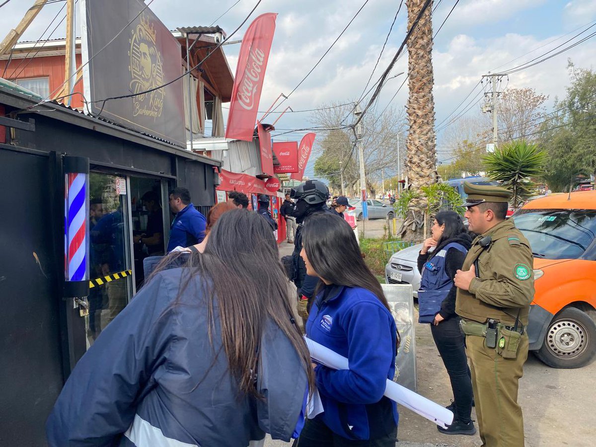 CarabPrOriente's tweet photo. #Peñalolen: @Carabineros de la 43ª Comisaría, junto a personal municipal de #Penalolen y #PDIChile, realizan fiscalización a locales y barberías de la comuna, en el marco de las acciones conjuntas de prevención y control #CarabinerosDeTodos https://t.co/OKYjOMx8Ot