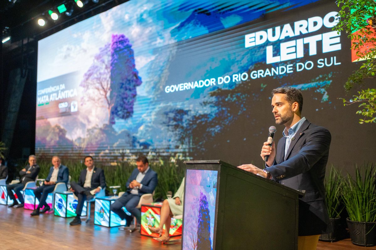 EduardoLeite_'s tweet photo. A preservação do meio ambiente deve ser uma pauta que una toda a sociedade, sem divisões políticas ou ideológicas. Essa foi a mensagem que defendi na Conferência da Mata Atlântica e 13° Encontro do Cosud, em Curitiba.

A partir da articulação no evento, também assinei a Carta de Curitiba, que reune propostas dos estados do Sul e Sudeste para a preservação da Mata Atlântica e será levada à COP30, em Belém, reforçando a contribuição do Brasil no debate global sobre o clima.

O Rio Grande do Sul tem sido duramente impactado por eventos climáticos extremos. Por isso, seguimos firmes com o Plano Rio Grande, nossa estratégia de reconstrução e resiliência, que prepara o Estado para os desafios do futuro com sustentabilidade e inovação.

Compartilhei ainda iniciativas do Rio Grande do Sul que dão exemplo de como é possível conciliar desenvolvimento e preservação, como os geoparques da Unesco, as trilhas de longo curso e a agricultura de baixo carbono. O meio ambiente é de todos nós e precisa ser um fator de união.