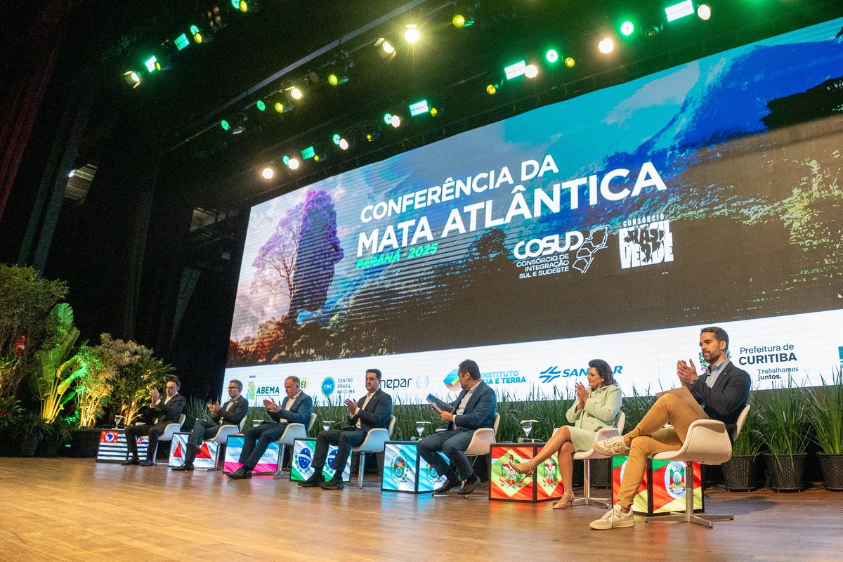 EduardoLeite_'s tweet photo. A preservação do meio ambiente deve ser uma pauta que una toda a sociedade, sem divisões políticas ou ideológicas. Essa foi a mensagem que defendi na Conferência da Mata Atlântica e 13° Encontro do Cosud, em Curitiba.

A partir da articulação no evento, também assinei a Carta de Curitiba, que reune propostas dos estados do Sul e Sudeste para a preservação da Mata Atlântica e será levada à COP30, em Belém, reforçando a contribuição do Brasil no debate global sobre o clima.

O Rio Grande do Sul tem sido duramente impactado por eventos climáticos extremos. Por isso, seguimos firmes com o Plano Rio Grande, nossa estratégia de reconstrução e resiliência, que prepara o Estado para os desafios do futuro com sustentabilidade e inovação.

Compartilhei ainda iniciativas do Rio Grande do Sul que dão exemplo de como é possível conciliar desenvolvimento e preservação, como os geoparques da Unesco, as trilhas de longo curso e a agricultura de baixo carbono. O meio ambiente é de todos nós e precisa ser um fator de união.