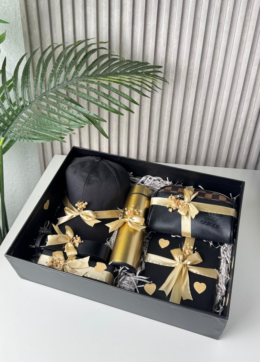 *> *أنتَ سبب كافٍ ليكون العالم على مايرام🥹* 
مكونات البوكس 🫶🏻 
🤍طاقية 
🤍مج ديجتال 
🤍شنتة يد 
🤍برواز 
🤍حزام 
🤍ماكينة حلاقة 
تغليف مميز فقط ب *15,99* دينار شامل التوصيل لكل المحافظات 🚘